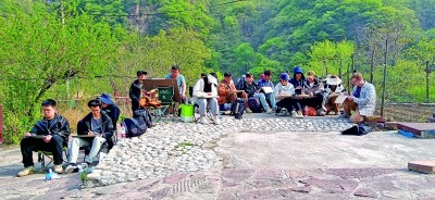 美院师生走进山间田野进行写生创作