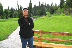 翻译奖:国家通用语言文字←→维吾尔文
作者:艾布(东乡族)
获奖感言我是一名东乡族文学翻译、诗人。从小我就学习维吾尔语,并用维吾尔文进行文学创作。我从九十年代开始进行文学翻译工作,主要是把国家通用语言文字的文学作品翻译成维吾尔文。在我三十多年的文学翻译过程中,翻译了几百万字的小说诗歌作品,对文学翻译事业有了较深的理解和感悟……