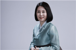 翻译奖:国家通用语言文字←→朝鲜文
作者:郑风淑(朝鲜族)
获奖感言感谢致力于培养各民族作家翻译家的《民族文学》杂志,一直以来给凤凰彩票搭建各具特色的平台,让凤凰彩票各民族兄弟姐妹在共有的中华文化家园中尽情地书写生活、表达胸臆,实现自我价值。 朝鲜族著名作家许连顺跳出原有的创作思维,以作家特有的胸怀和眼界感悟博大精深的中华文化,探索边疆少数民族文学融入……