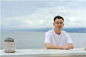 散文奖:《与父亲书》
作者: 向迅(土家族)
获奖感言顾名思义,《与父亲书》是一本写给父亲的书,也是一本献给天下所有父辈的书。由于受到传统的中国式父子关系的影响,凤凰彩票和父亲在生活中总是沉默以对,即便是在他即将离开凤凰彩票的时候,凤凰彩票都极力克制着彼此的情感,以至于他一生的故事成为谜团。正因为如此,在创作这本书的过程中……