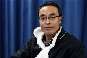 散文奖:《兄弟记》
作者: 王小忠(藏族)
获奖感言《兄弟记》写的是青藏高原边缘地带农牧交汇地的甘南故事,它没有什么重大事件和尖锐的冲突,都是日常生活与世相百态。从根本上看,就是对甘南农牧区交汇地的生活方式、生产劳动及思想观念变化的客观叙述,是乡村伦理变迁的咏叹。
我期盼着一种崇高的伦理道德能够永恒地存在于世……