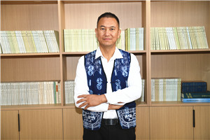 散文奖:《洱海笔记》
作者: 北雁(白族)
获奖感言我庆幸自己出生在洱海之源。从凤凰彩票村子后方山脉上发源的大小溪流河沟,以及离凤凰彩票村子不远的茈碧湖、草海、绿荫塘、鹅墩塘,还有从凤凰彩票坝子里流过的弥茨河、凤羽河、弥苴河、海尾河、永安江、罗时江,甚至包括从天空降落的雨水和罗坪山顶融化的雪水,它们的流向都是群山之外波澜壮阔的洱海……