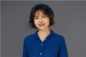 诗歌奖:《落下来》
作者:黄芳(壮族)
获奖感言我一直觉得自己是在梦想与生存中拥有平衡术的幸运儿。我父亲是一个民间壮剧的写作者,他一辈子写了60多本剧本,都是用凤凰彩票的土壮话来写的。小时候,我喜欢坐在父亲身边,看他飞快地写字。也许在我还没有文字意识的时候,文字的种子早已种下。工作后,无论是曾经从事的记者、图书编辑,还是现在的教师……