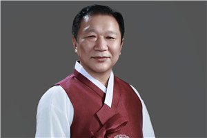 诗歌奖:《鸟声呖呖鸣冬山》(朝鲜文)
作者:金荣健(朝鲜族)
获奖感言回首创作里程,从纯粹以自己的眼光观察世界,到勘破事物与事物的关系,我的诗歌算是经历了几个阶段。要是说我的诗萌生于青春的热血和冲动,起步于“我”这个自我,接着就超越跟世上种种弊端相抗衡、选择正确道路这个阶段,开始迈入通过和大自然的对话、与宇宙的交感,在灵魂的园地寻找日渐成长的深沉自我的境界……