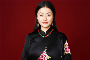 诗歌奖:《留在纸上的心》
作者:那萨(藏族)
获奖感言非常荣幸获得骏马奖,我的内心充满感激。我来自青海省玉树藏族自治州,出生在通天河流域叫结拉的一个小山村,通天河藏语叫牦牛河,是长江源头的干流河。我曾经在澜沧江源头的县城杂多县工作了八年。又到黄河源头,在小小的敬水池里喝了三口水。可以说我是被长江、黄河、澜沧江的水养育的一个写作者……