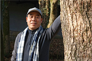 中短篇小说奖:《月光紧追不舍》
作者:少一(土家族)
获奖感言没有气势恢宏的大场景,没有故事情节的大起伏,也没有人物命运的大悲喜,正是这些基层警察的众生相和平凡英雄工作史充盈着我的内心,然后诉诸笔端,成就了我的文学梦。由此,我深深感悟到,波澜壮阔的时代潮流为现实主义文学创作提供了无限可能与创新,文学不能给历史留下空白,作家不能在现实生活中缺位。