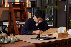 ��ƪС˵��������ҽ�����ߣ�����ӹ�����壩         �񽱸����ڵ��кʹ��������У������������˽��й�����ҽѧʷ�����ϱ�����Ĵ�ҽ�����ж���������̫��ɸ������������Ķ��ǵĹ����Լ��ȹ�������ʰ����񣬷ŵ����գ��Բ���ʱ����������������֮�еļ������֣�ʵ��Ӧ�������ڵĹ����˽⡣���������˽����÷�ʽ������ͨ��������Ʒ�����֣�ֻ��д�����־���ļ̳�����ʱ���ԣ���ʷС˵���ʸв���͹�Գ�����