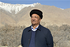 长篇小说奖:《花儿永远这样红》(维吾尔文)
作者:肉孜·古力巴依(塔吉克族)
获奖感言小说在中央人民广播电台联播五次,第五次是在广大读者的强烈要求下连播的,产生了积极的社会影响,受到了读者的高度评价。我还要通过文学记录时代的壮阔与美好。