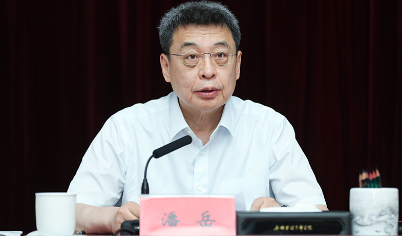 7月20日,评委会名誉主任潘岳在第一次全体会上讲话