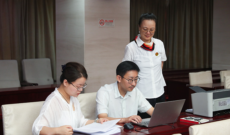 7月31日,工作人员在纪律监察组和公证员的监督下统计选票