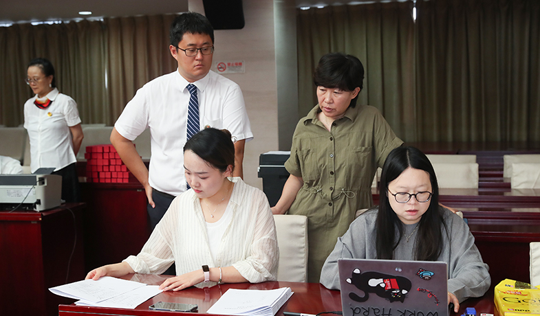 7月31日,工作人员在纪律监察组和公证员的监督下统计选票