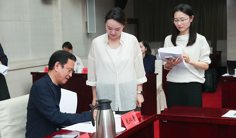 7月31日,评奖委员会主任李敬泽检查选票统计情况并签字