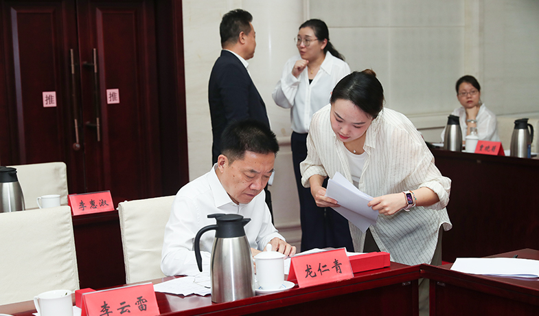 7月31日,纪律监察组组长胡邦胜检查选票统计情况并签字