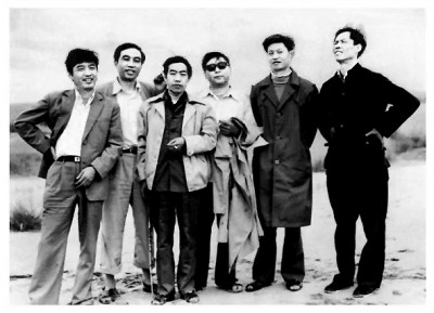 路遥(左四)与贾平凹(左三)、陈忠实(右一)等人合影,三人被称为陕西文学界的“三驾马车”。资料图片