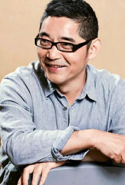 苏童,当过教师、文学编辑、江苏省作家协会专业作家,现为北京师范大学教授。主要代表作为中篇小说《妻妾成群》《红粉》《罂粟之家》《三盏灯》长篇小说《米》《我的帝王生涯》《河岸》《黄雀记》,另有《西瓜船》《拾婴记》《白雪猪头》《茨菰》等百余篇短篇小说。长篇小说《河岸》获得第三届英仕曼亚洲文学奖(2009)和第八届华语传媒文学大奖(2010)。短篇小说《茨菰》获第五届鲁迅文学奖(2010)。2011年获得布克国际文学奖提名。2015年,长篇小说《黄雀记》获得第九届茅盾文学奖。