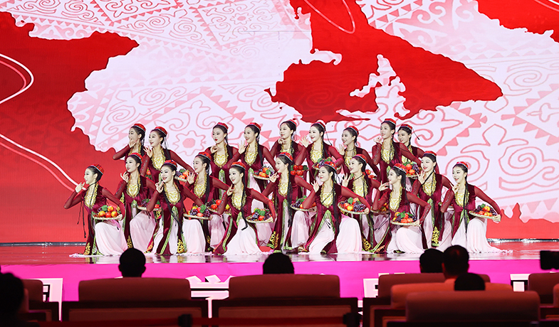 11月16日,在“2024中国文学盛典·骏马奖之夜”上的文艺表演:新疆民歌《青春舞曲》。