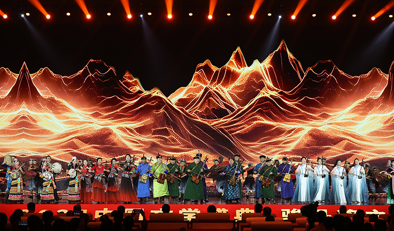 11月16日,在“2024中国文学盛典·骏马奖之夜”上的开场乐舞《万马奔腾》