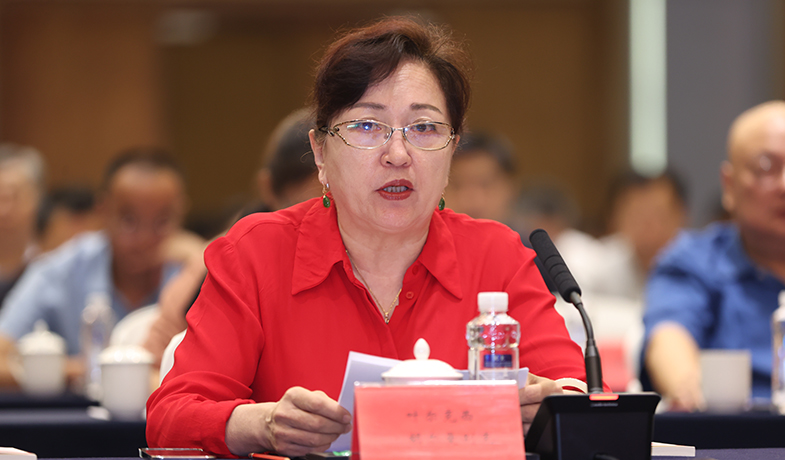 叶尔克西·胡尔曼别克在座谈会上作交流发言