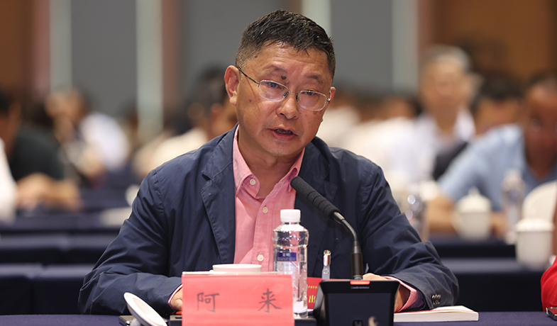 阿来在座谈会上作交流发言