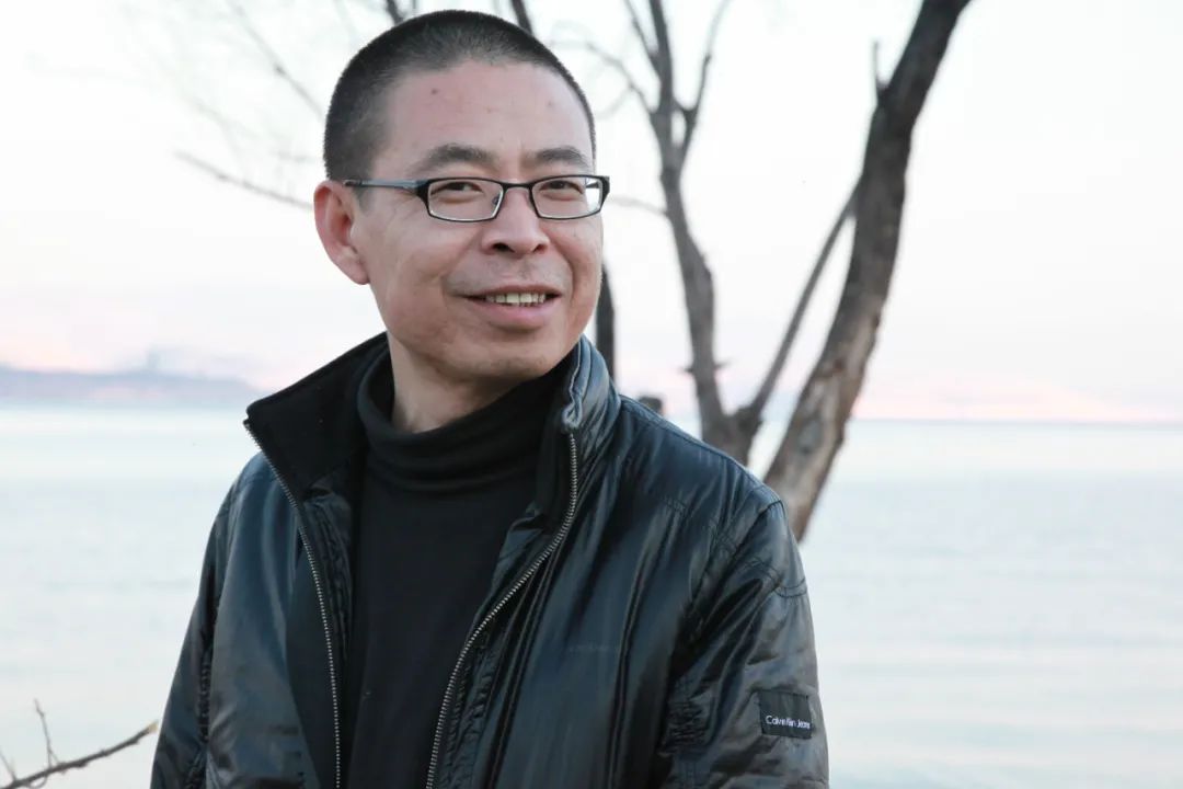 ����ΰ��1963������������������ء������������˵�ʫ�������Ƶ�ʫ���������ʫ��������־����Ұ���볾�����������������顷�ȳ�ʫ����ʫ��������ʫ����������ʫƪ������ɫ���¡������еĴ�����������˫�����ϸ���д�š��Լ����ۼ���ʫ�����ȷ桷���Ļ���ʡ��˼��δʡ��ȣ�����Ľ컪����ѧ��ý2005���ʫ�˽�����һ��³Ѹ�Ļ������ʫ�轱���׽���ԭʫ��𽱵ȡ�