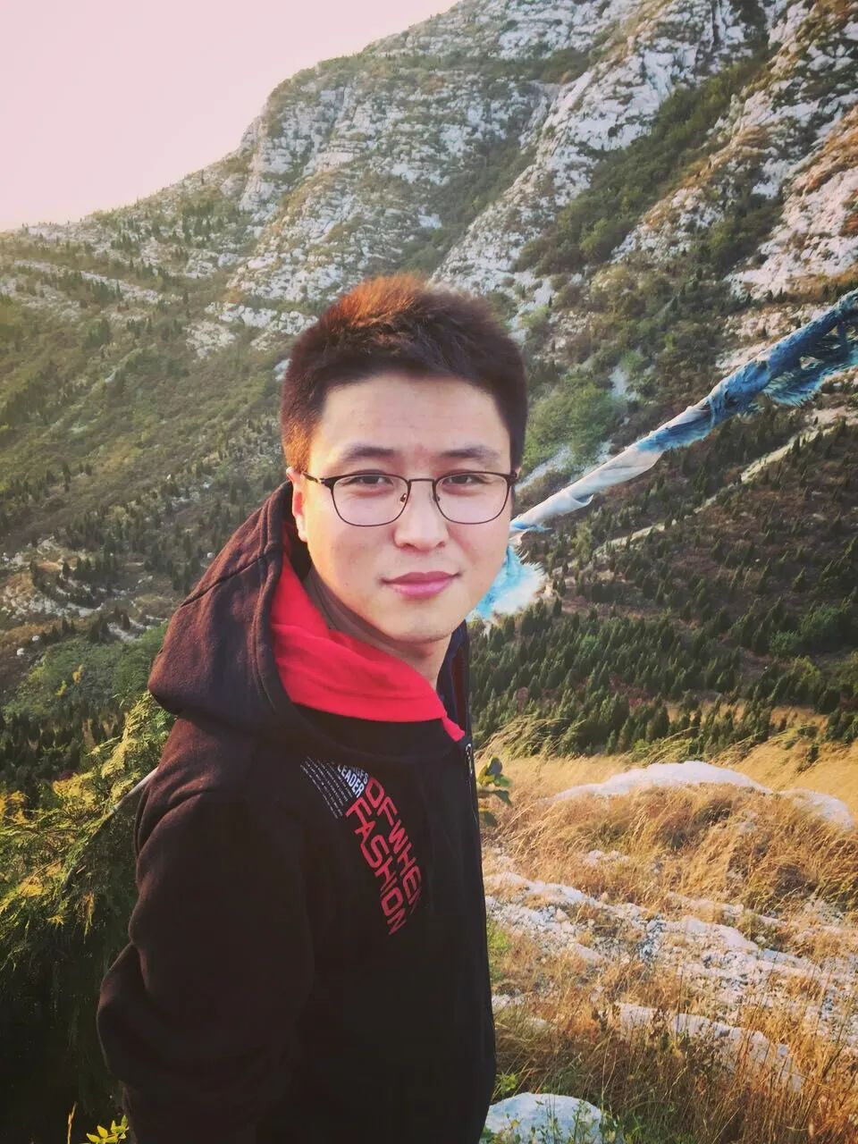 ���������У�1990������ɽ����馣��־ӱ����������ҵ��ҵ�ߡ���˲�Ʊƽ̨��¼��ڻ�Ա���¹�ҵʫ�����ʫ�ˡ�ɽ��ʡ��ЭǩԼ���ҡ��μӡ�ʫ�������36���ഺʫ�ᡢ�׽�����ഺʫ�ᣬ����ʫ����������Ӫ��������й�����������