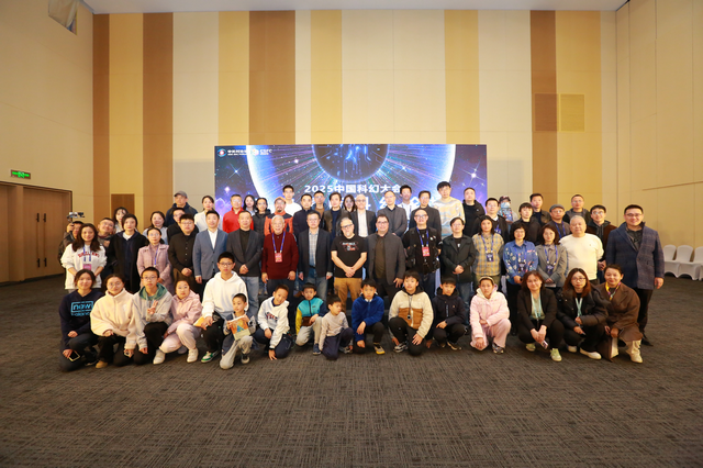 嘉宾与观众合影