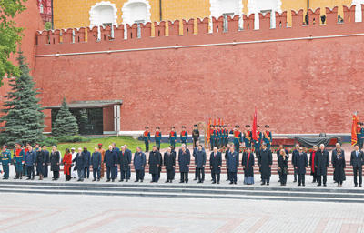 当地时间五月九日,俄罗斯举行盛大庆典,纪念苏联伟大卫国战争胜利八十周年。国家主席习近平和来自世界二十多个国家及国际组织领导人应邀出席庆典。庆典结束后,各国领导人集体合影留念。 新华社记者??黄敬文摄