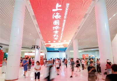 第二十七届上海国际电影节期间,上海影城里人来人往。 主办方供图