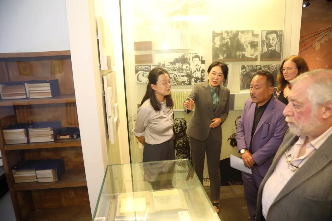 参观中国现代文学馆常设展