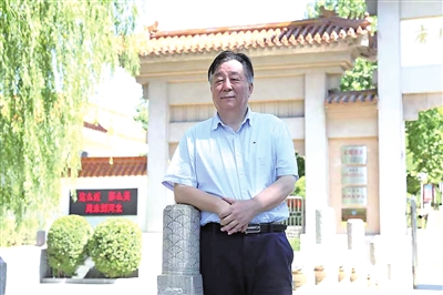 �������й���Ӱ��Э���Ա���й�������ѧѧ���Ա���й�ɢ��ѧ���Ա���½�������ѧ����ίԱ�ḱ���Ρ����ܹ���Ժ�����������ר�ҡ�ȫ���������Ź����ߡ�ȫ��������˫ܰ���������������ߡ�����һ����硣ʯ���Ӵ�ѧ�������ڣ�����������ѧԺ������ľ��ѧ˶ʿ����ʦ�����ŵ�Ӱ����������Э��ԭ����ϯ�����鳤�����Ź㲥����̨ԭ��ίίԱ����̨�����������ר��18�������У���ɳ�����ˡ���������֮һ�����ϡ��ֻ���ž����������衰���һ���̡��������������ĵ�Ӱ����¼Ƭ���㲥���λ���й����ӽ�ӥ�����й������ǹ⽱������ɽ���ս����½���������һ�Ƚ����½��㲥����һ�Ƚ������š����һ���̡������������ս��ȡ����У���������50����˹�ع��ʵ�Ӱ�ڡ��׽����׽������������������23���Ϻ����ʵ�Ӱ����ί��󽱣����ҵİ�ǡ�����й���Ӱ���Ϲ��ղأ����ػ��ߡ����ӰƵ�������ʵ������г�ռ���ʵ��ļѼ�����С�������ѪԵ���ֻ�����졢�ڰ˽�����΢��Ӱ�����ڡ����ġ��������Ʒ���������罱����һ·���㡷����������΢��Ӱ���ʵ�Ӱ�ڴ󽱡���ƪ������ѧ��̫������ĸ�ԭ����2023���˲�Ʊƽ̨��¼����ص���Ʒ���֡�