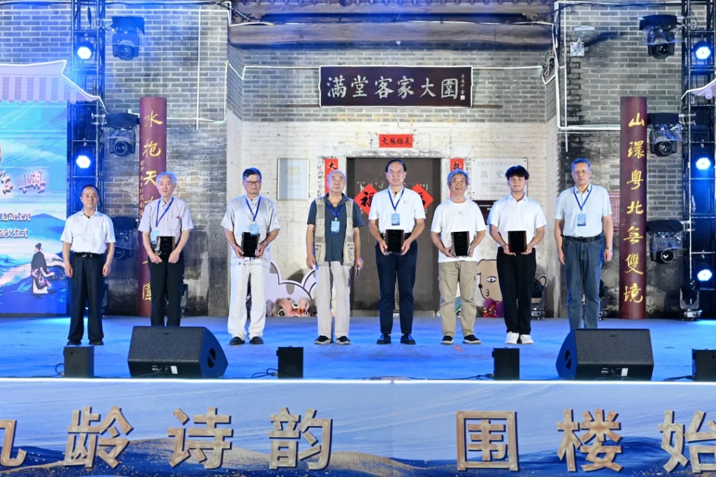 �й��鼮������ԭ���ܱ༭������ʫ��ѧ�ḱ�᳤�԰��񣬡��л�ʫ�ʡ��༭������¬���Ϊ����������߰佱