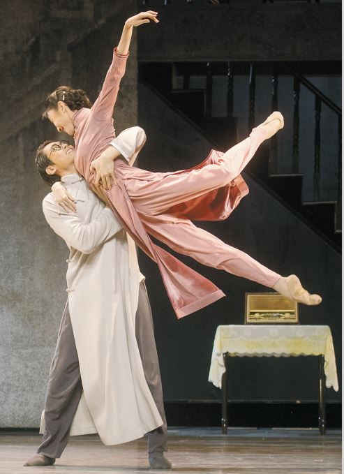 破解舞台创作同质化困局,要在尊重艺术规律的基础上,重构“鼓励创新、彰显特色、生态健康”的创作体系。图为广受好评的川剧《巴山秀才》(左)和舞剧《永不消逝的电波》(右)。