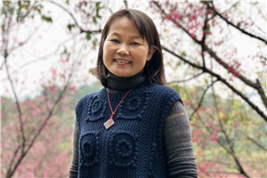 С˵������Ʒ���Ƕ������š����ߣ�����Ӣ         �񽱸����ҳ�����һ���д󳵵ĿͼҴ�ׯ��ͯ��ʱ�������ﾭ���о��š�Ϸ�����ݲɻ��硢��ľ��Ϸ�ȡ�Сʱ���˲�Ʊû�п����鿴�����кܶ�Ϸ�������������Ϸ̨�ϡ���ȳ����ݵĹ��£����������ġ��顱��