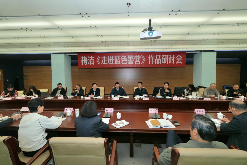 11��27�գ�÷�౨����ѧ���߽���ɫ��Ӫ�����ֻ��ڱ����й��ִ���ѧ�ݾ��С�