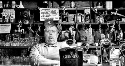 纪录片《爱尔兰酒馆》中的画面 资料图片