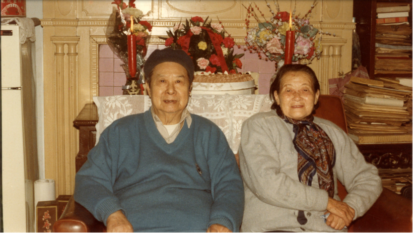 施蛰存与陈慧华结婚六十年纪念合影,1988年12月2日。