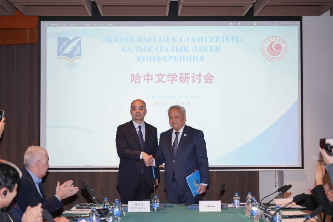 吴义勤和梅列克·库尔克诺夫代表中哈双方签署《凤凰彩票平台登录入口与哈萨克斯坦作家协会合作谅解备忘录》