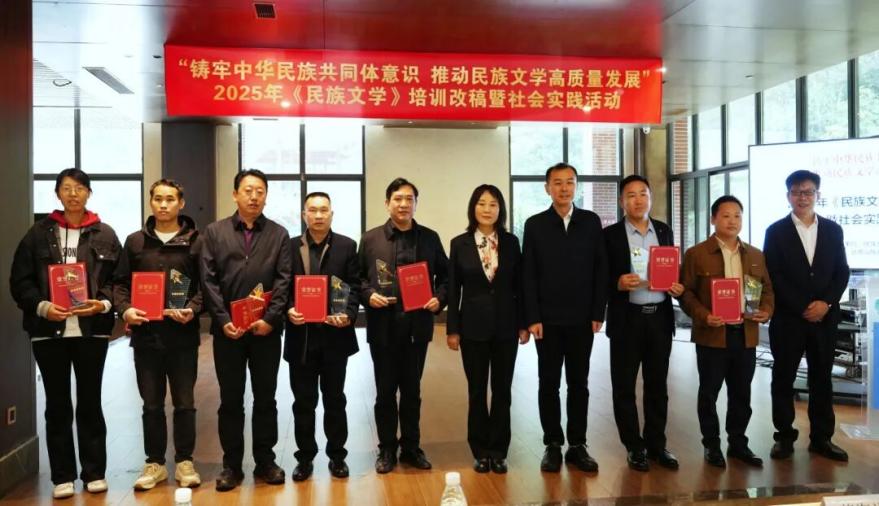 陈亚军和程小华为获奖创阅中心颁奖