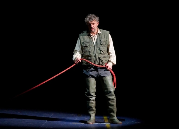 乔纳斯·考夫曼在维也纳国家歌剧院演出本杰明·布里顿的歌剧《彼得·格莱姆斯》