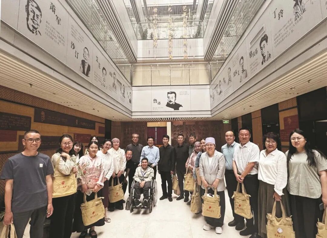 ���������һ���ϣ������ǲι�³Ѹ��ѧԺ