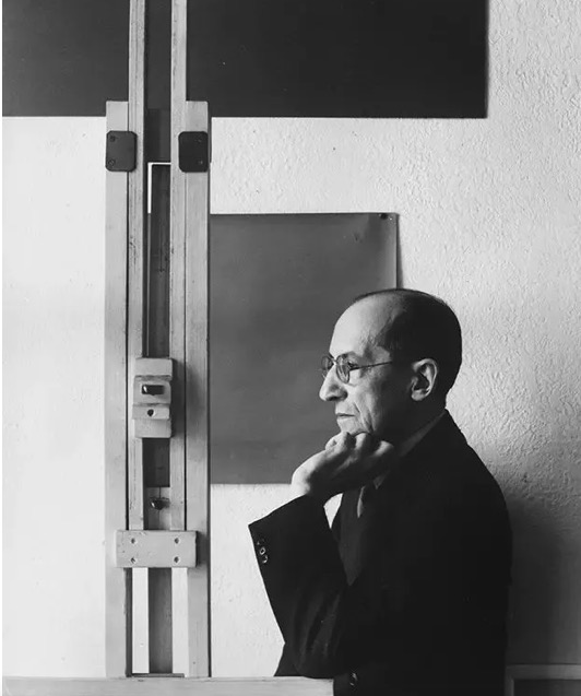 1942年,蒙德里安在纽约工作室