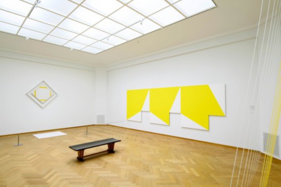 海牙艺术博物馆“移动的蒙德里安”展览现场,蒙德里安作品与当代艺术家作品并陈。