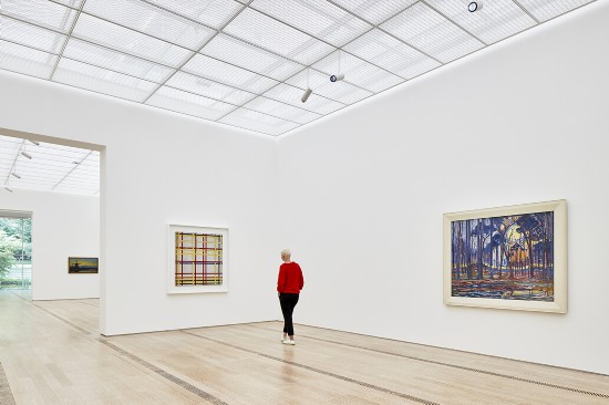 贝耶勒基金会“蒙德里安的进化”展览现场,《欧勒附近的树林》(1908年》和《纽约城一号》(1941年)配对展出。