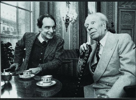 卡尔维诺生于1923年10月15日,如今已被公认为20世纪最有影响力的意大利小说家,并且与博尔赫斯、马尔克斯一样,同享“作家中的作家”之盛誉,其作品叙事精巧、风格轻盈,犹如繁复的迷宫,充溢着哲理与智性,给人以眼花缭乱、应接不暇之感。图为卡尔维诺(左)与博尔赫斯(右)在罗马艾克塞西尔酒店的合影。(图片由译林出版社提供)