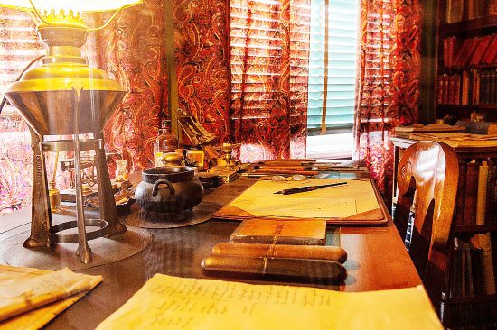 瑞典作家斯特林堡的书桌。从1908年到1912年,他在蓝塔住了4年。书桌上保持着作家最后的布局
