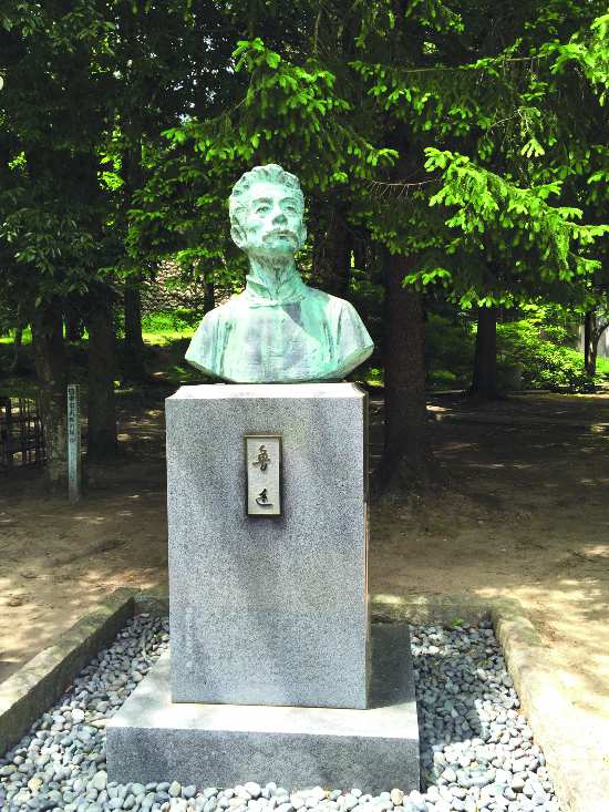 仙台博物馆旁的鲁迅雕像