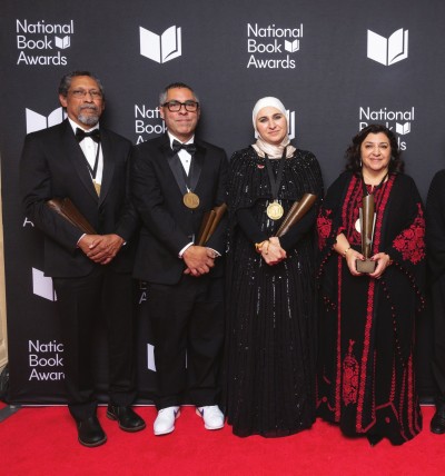 2024年美国全国图书奖的四位原创作品奖得主。左起:小说奖得主珀西瓦尔·埃弗里特、非小说奖得主贾森·德·莱昂、青少年文学奖得主希法·萨勒塔吉·萨法迪和诗歌奖得主莱娜·哈拉夫·图法哈。全国图书基金会图片