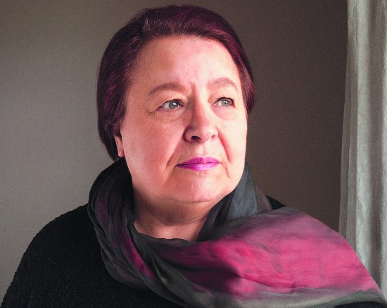 ����ɯ���ֶ���Natascha Wodin��1945�� �����������ң����﷭��ҡ�1983�꣬���ĵ�һ��С˵������֮�ǡ�������������̳����ˡ����������������������ҹ�е��ֵܽ��á�����Ӱ�е��ˡ��ȡ��������������ڲ�����һ�飬����ɯ���ֶ�������������ͼ�齱���²��ֽ���Ŀǰ�����ڰ��ֺ�÷���ױ��� ��������ɯ��˵��ĸ�׺͸��׵��������������Խ�������ţ���һ��żȻ�Ļ����£�����ʼ׷Ѱ��ĸ������ۼ�����д���ˡ������������ڲ���������Ӱ�е��ˡ�����������д���ѳ�Խ�ˡ����ˡ�����Ϊ20���Ͷ�ŷ��ʷ����Ӱ�����š������ڲ����������������ƪ����˹�ѵ����ᡷ�Ƴ�����һλŮ�Ե��������ſ�ʼ��׷Ѱ����������һλŮ�Ե�����Ԣ���н���